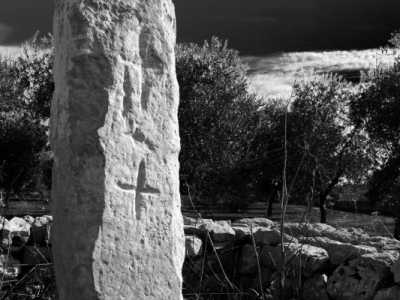 Il menhir Croce delle Tagliate di Cursi con simbolo cristiano di epoca successiva